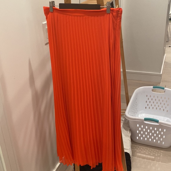 Pleated tea length skirt in red / orange - Picture 2 of 2